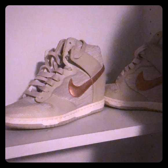 Nike wedge sneaker - Picture 1 of 4